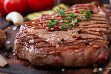 ¿Cómo adobar y marinar la carne para asado?