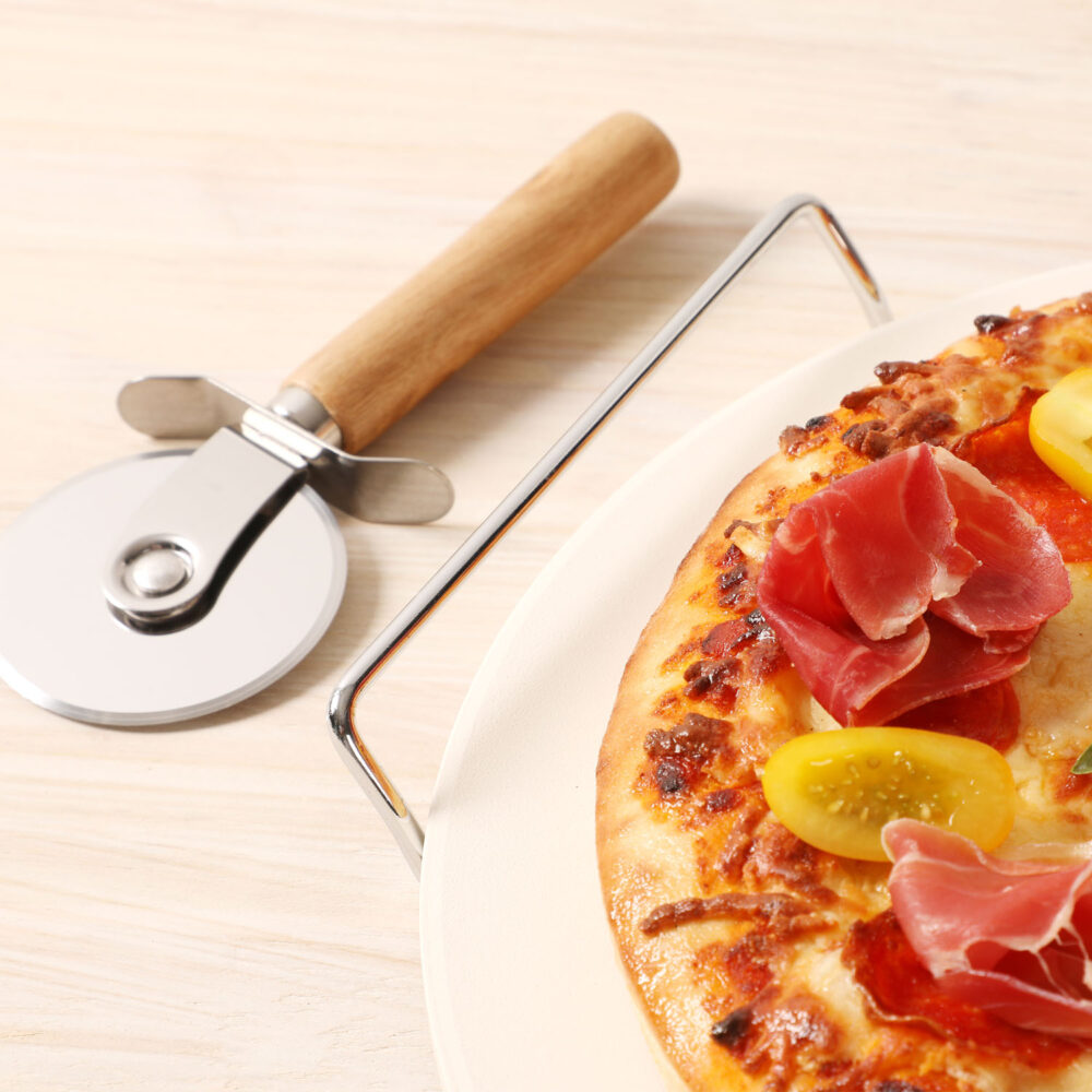 Pizza de tomate sobre piedra para pizza de 33cm + cortador de masa
