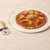 Pizza de tomate sobre piedra para pizza de 33cm + cortador de masa